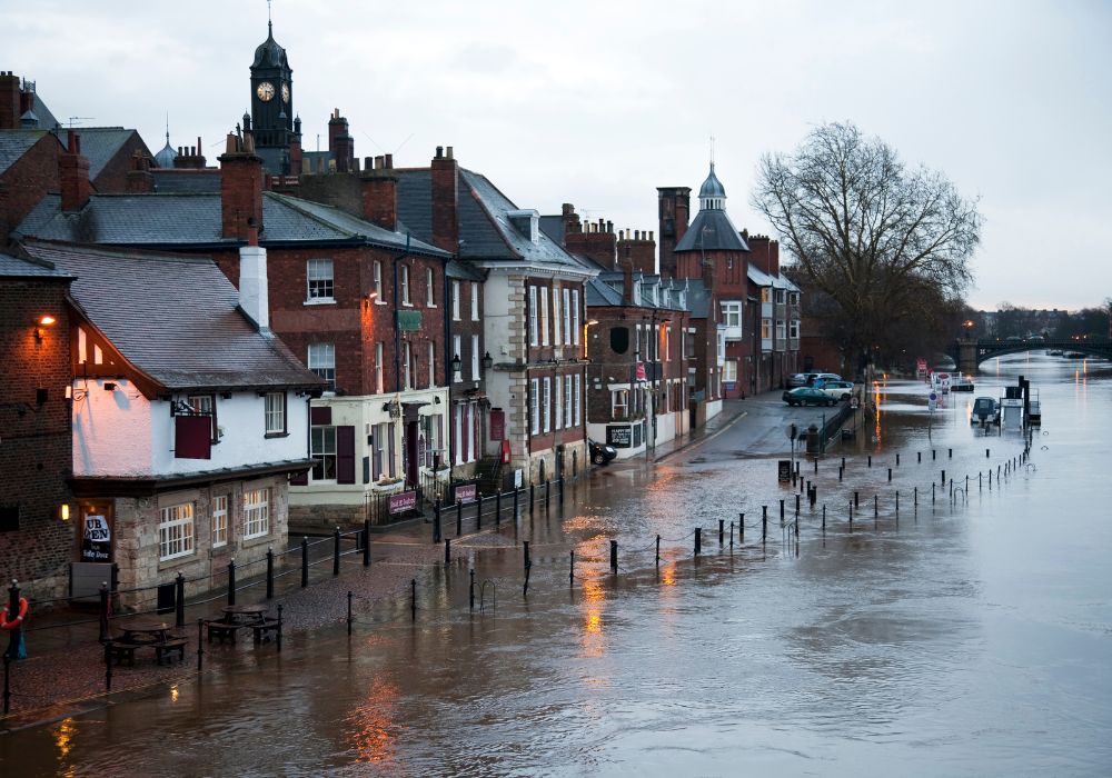 Modelling physical climate risk: Assessing UK flood risk and economic impacts